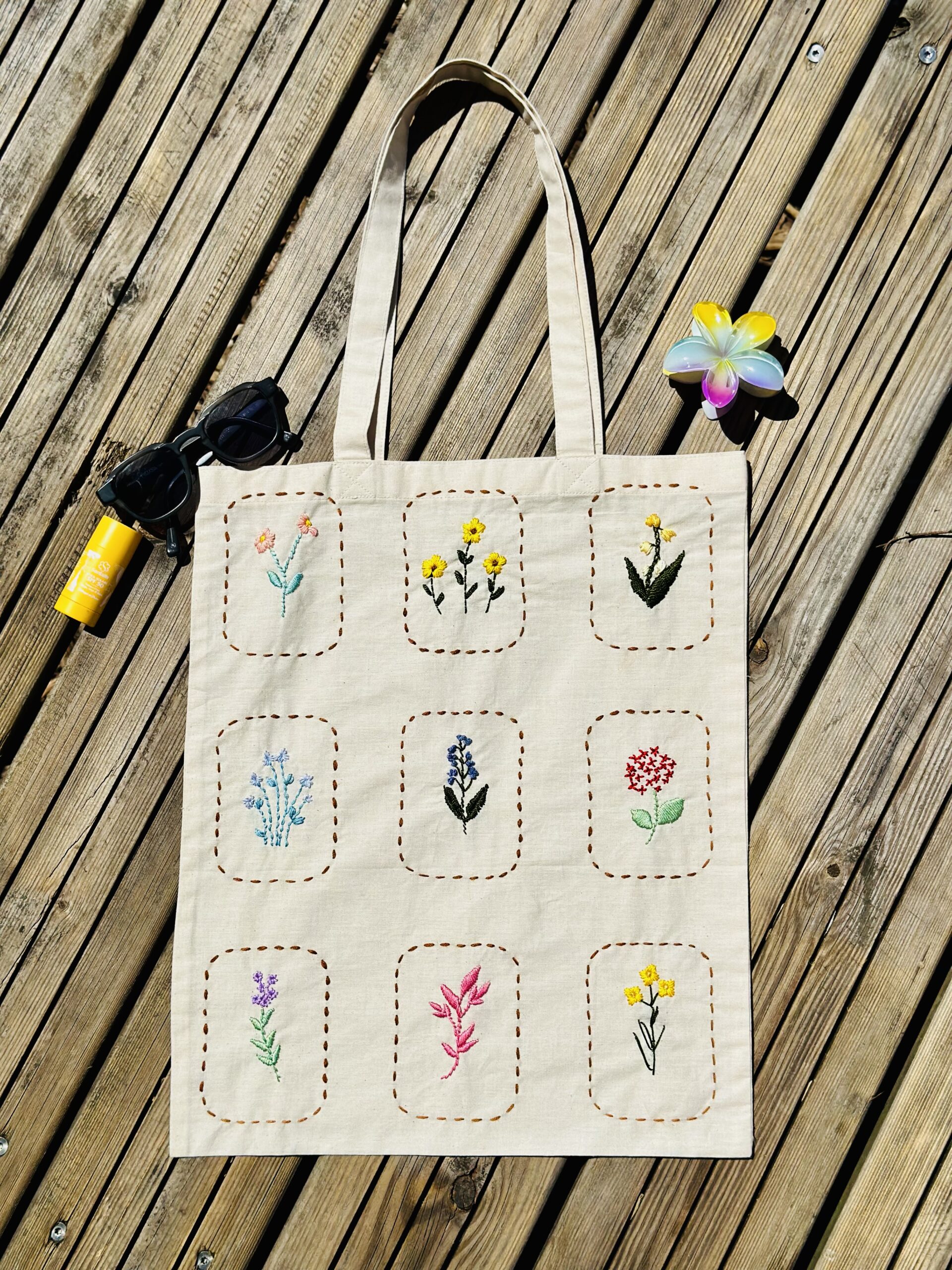 Tote-bag brodé main-Motif Herbier Fleuri